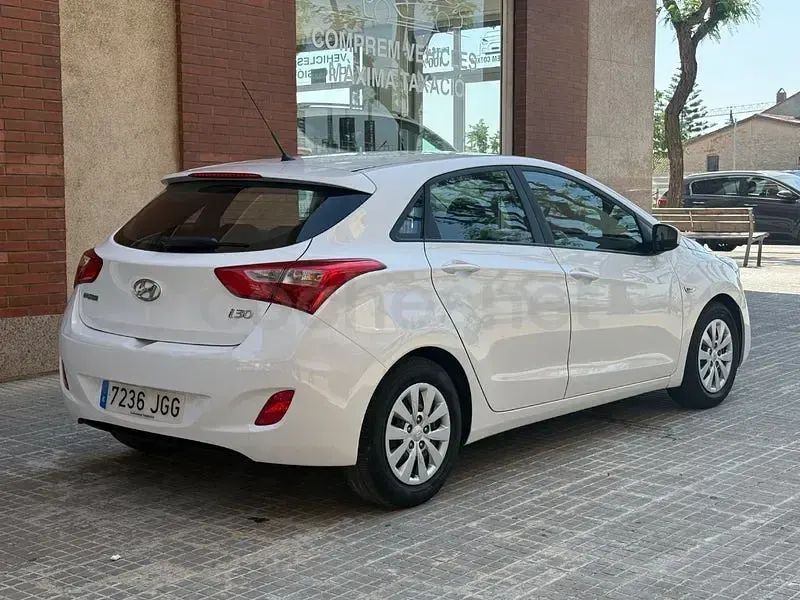 Usado Hyundai i30 100 CV (73 kW) 2016 Blanco Berlina