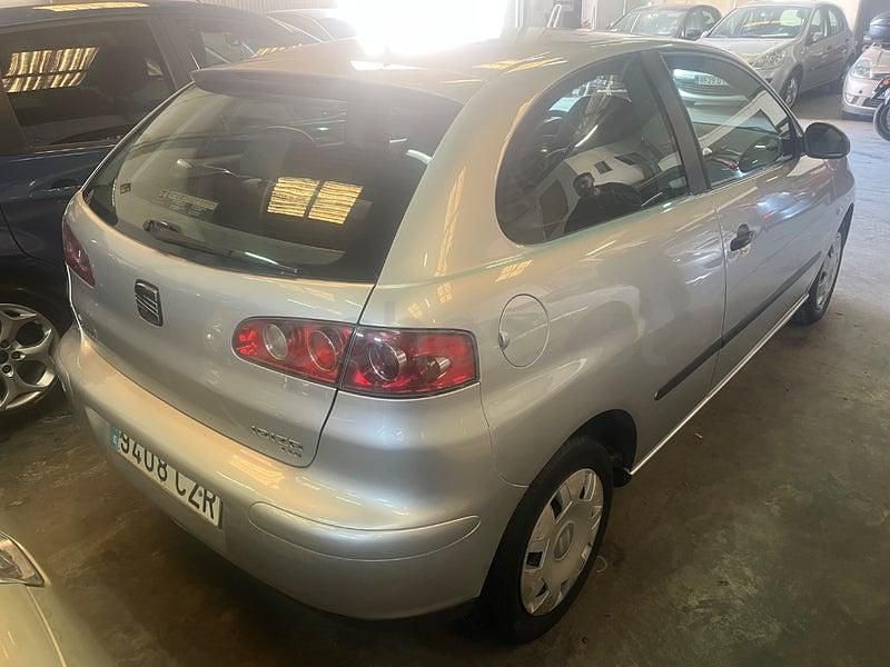 Usado Seat Ibiza Stella 100 CV (73 kW) 2004 Gris / plata Utilitario