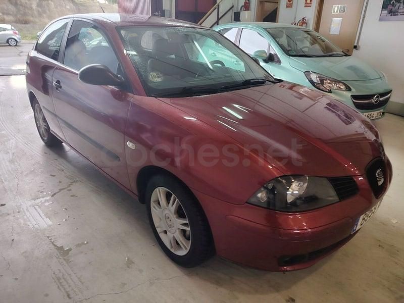 Usado Seat Ibiza Reference 75 CV (55 kW) 2005 Granate Utilitario