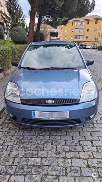 Usado Ford Fiesta Ambiente 68 CV (50 kW) 2003 Azul Utilitario