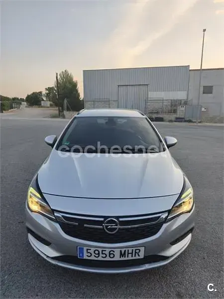 Usado Opel Astra Selective 110 CV (80 kW) 2019 Gris / plata Familiar