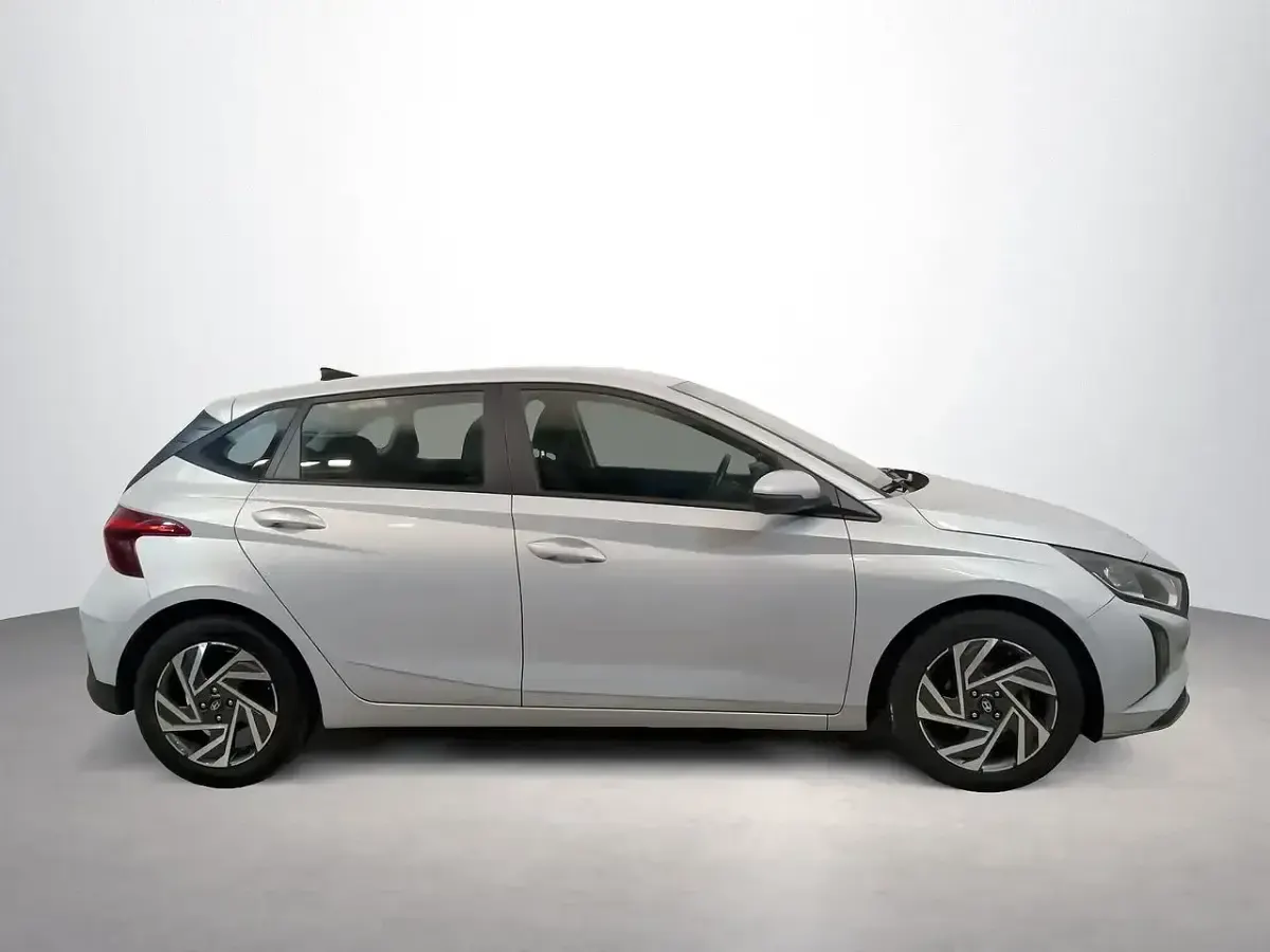 Usado Hyundai i20 84 CV (61 kW) 2024 Gris Utilitario