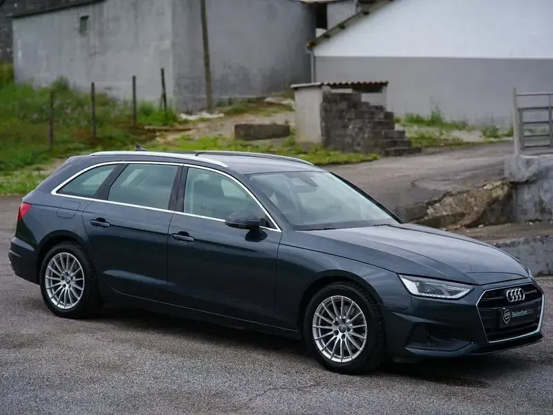 Usado Audi A4 Advanced Plus 136 CV (100 kW) 2022 Gris / plata Familiar