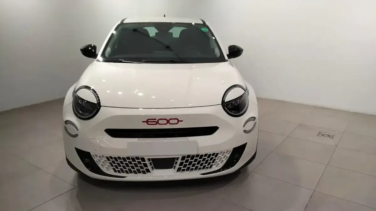 Usado Fiat 600E Red 114 kW (156 CV) 2024 Blanco