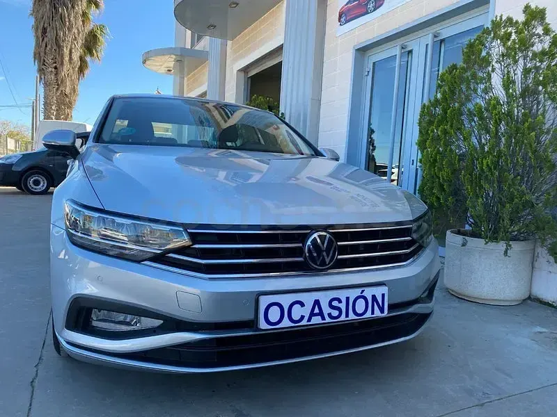 Usado VW Passat 150 CV (110 kW) 2021 Gris / plata Berlina