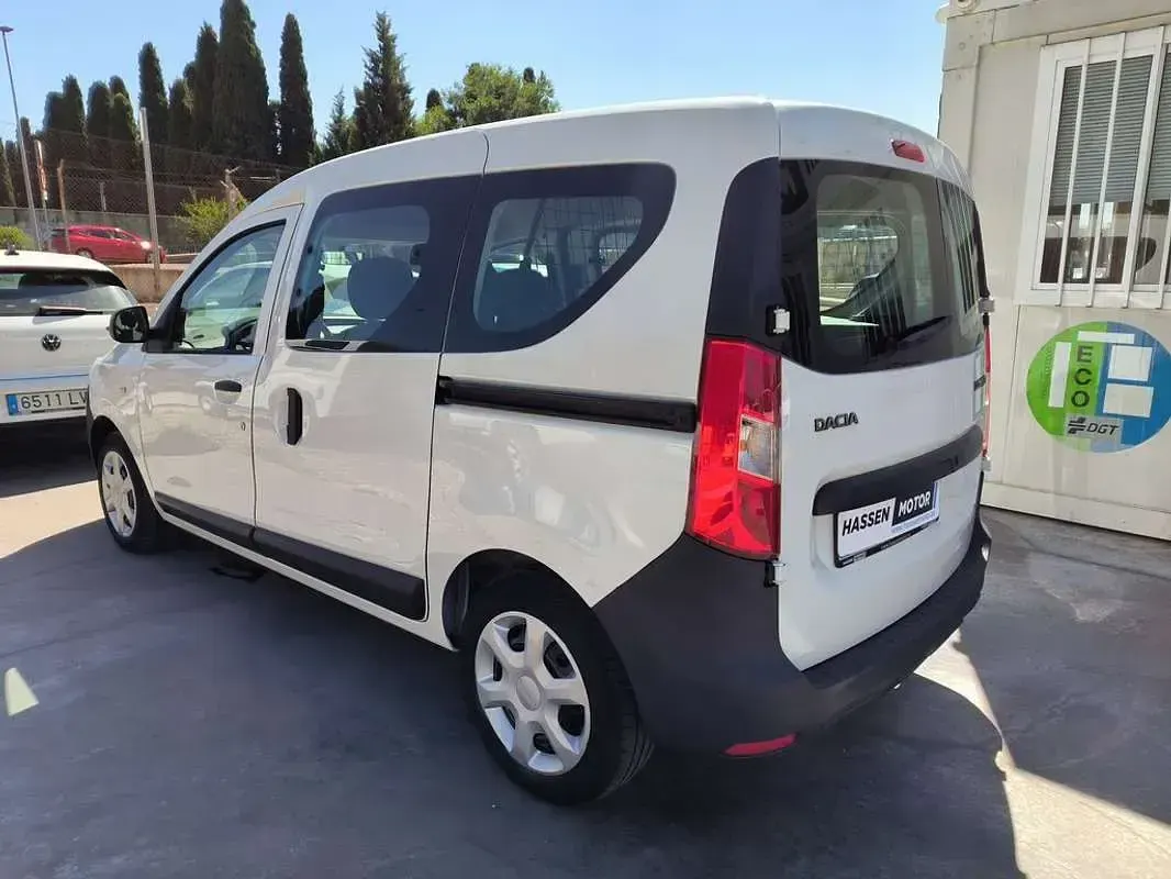 Usado Dacia Dokker Essentiel 109 CV (80 kW) 2021 Blanco Monovolumen