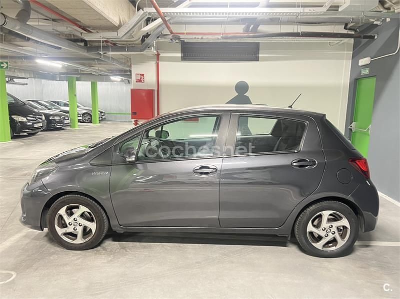Gris / plata Usado 2014 Toyota Yaris Hybrid Active Berlina | 9500 € (Precio justo) - Imagen 1/4