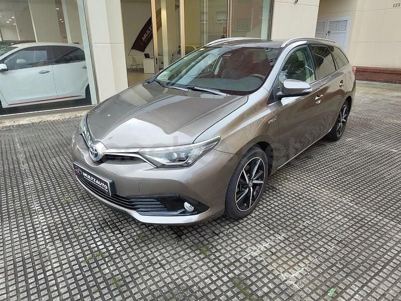 Usado Toyota Auris Hybrid 136 CV (100 kW) 2017 Marrón Familiar