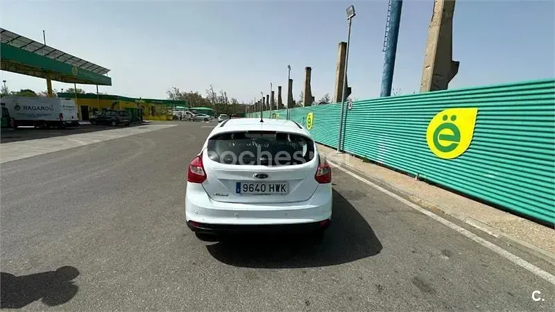 Usado Ford Focus Trend 115 CV (84 kW) 2014 Blanco Berlina