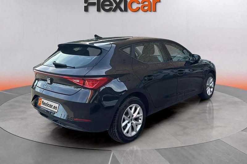 Usado Seat Leon Style 110 CV (80 kW) 2024 Negro Berlina