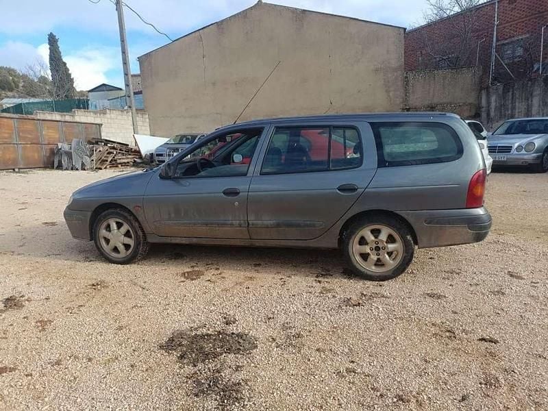 Usado Renault Mégane 99 CV (72 kW) 1999 Gris Utilitario