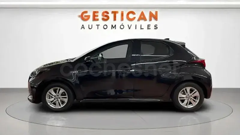 Usado Toyota Yaris Hybrid Active 116 CV (85 kW) 2022 Negro Berlina