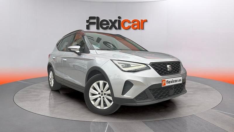 Usado Seat Arona Style 110 CV (80 kW) 2023 Gris SUV