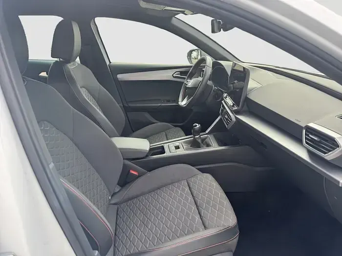 Usado Seat Leon FR 150 CV (110 kW) 2025 Blanco Familiar