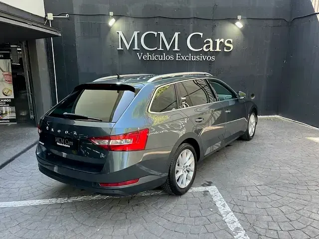 Usado Skoda Superb Style 218 CV (160 kW) 2020 Gris Familiar
