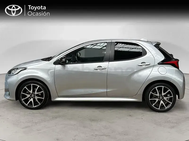 Usado Toyota Yaris Hybrid Active 116 CV (85 kW) 2022 Gris / plata Berlina
