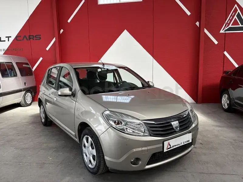 Usado Dacia Sandero Lauréate 85 CV (62 kW) 2010 Beige Berlina