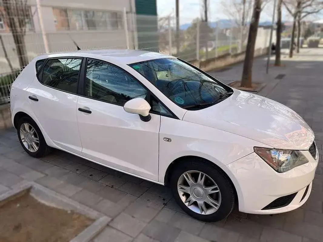 Usado Seat Ibiza Style 105 CV (77 kW) 2013 Blanco Utilitario