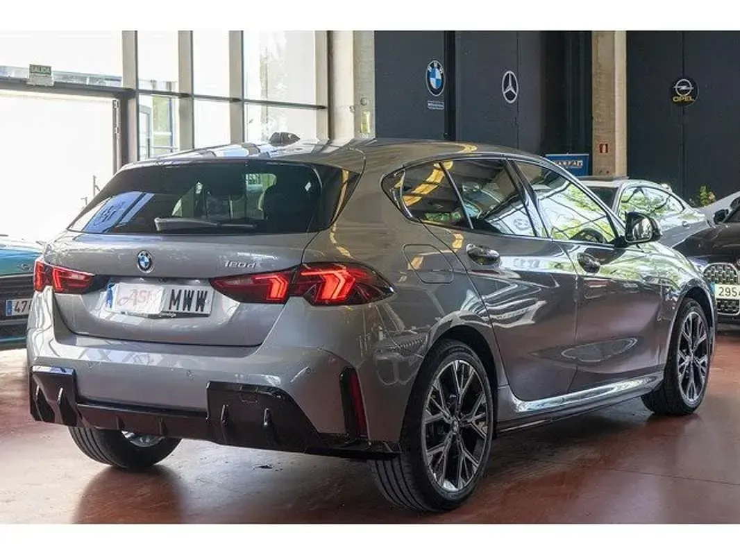 Usado BMW 116 Comfort Edition 163 CV (119 kW) 2024 Gris Utilitario