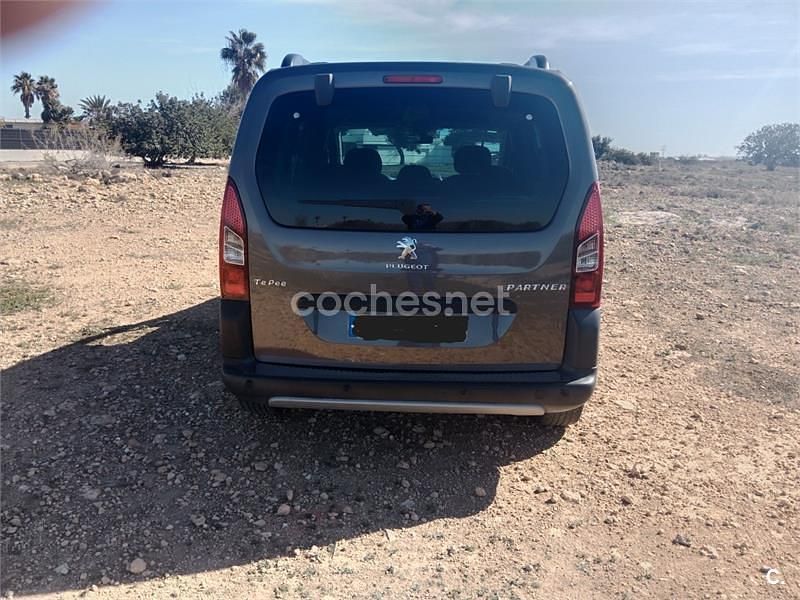 Usado Peugeot TePee Outdoor 120 CV (88 kW) 2016 Marrón Monovolumen