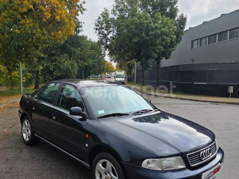 Usado Audi A4 150 CV (110 kW) 1996 Azul Berlina