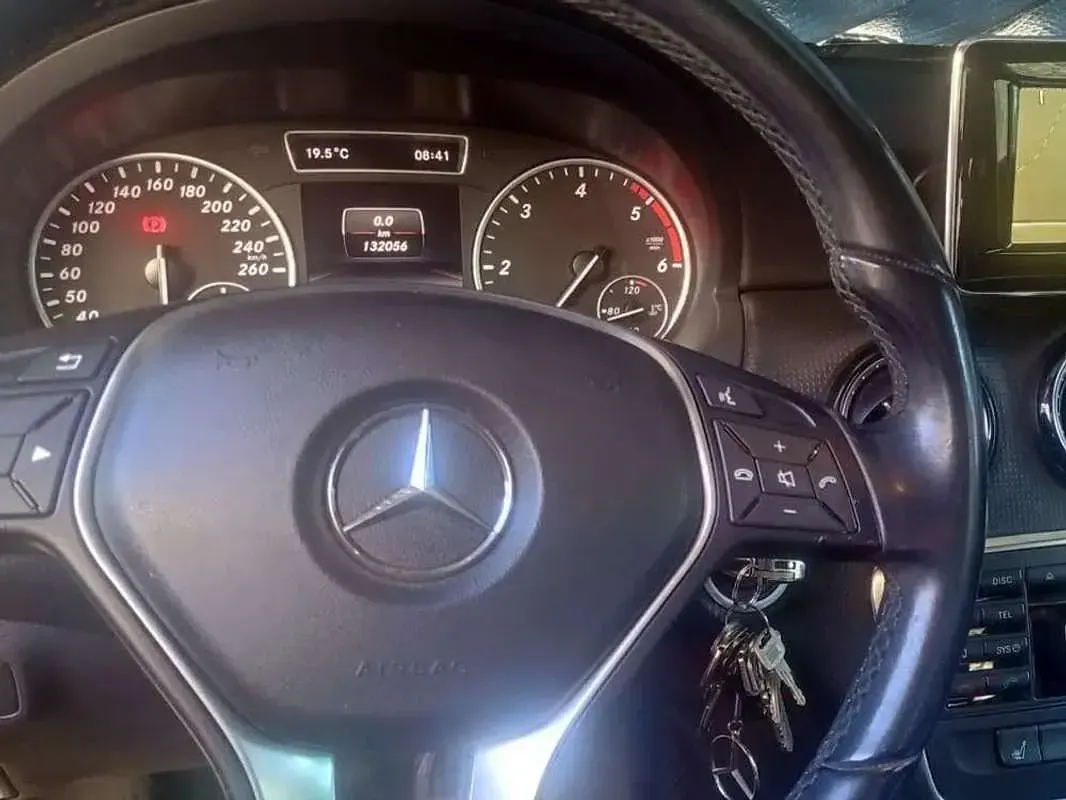 Usado Mercedes A180 Style 109 CV (80 kW) 2013 Gris / plata Berlina