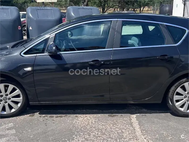 Usado Opel Astra Excellence 110 CV (80 kW) 2012 Negro Berlina
