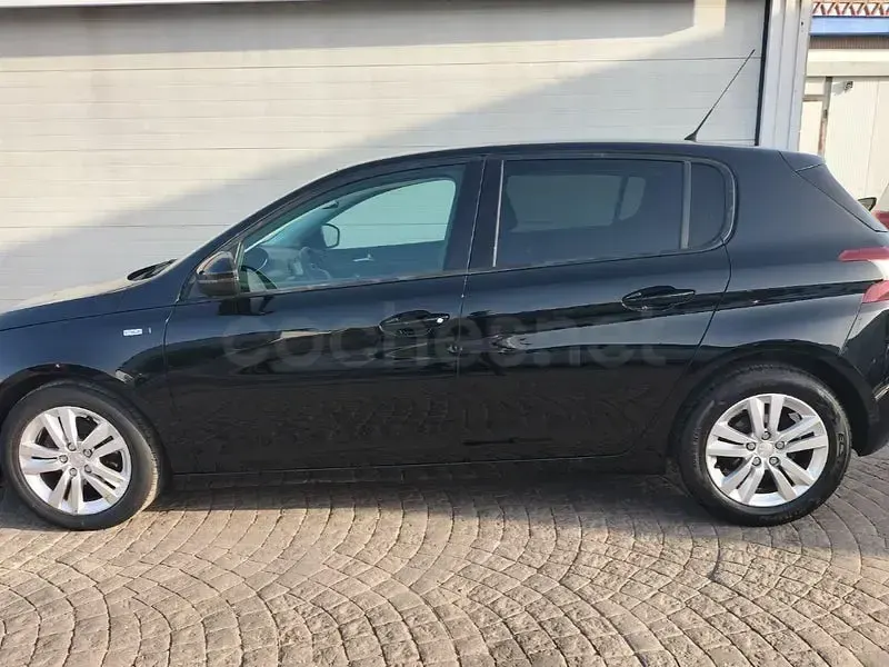 Usado Peugeot 308 Access 100 CV (73 kW) 2016 Negro Berlina