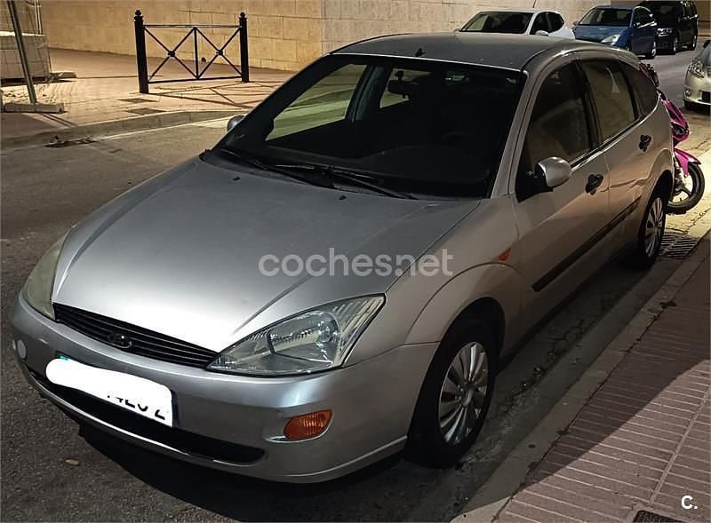 Usado Ford Focus Trend 90 CV (66 kW) 2000 Gris / plata Berlina