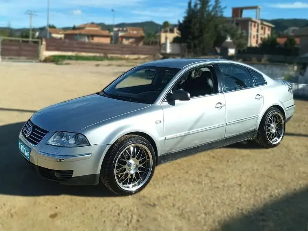 Usado VW Passat Highline 275 CV (202 kW) 2001 Gris Berlina
