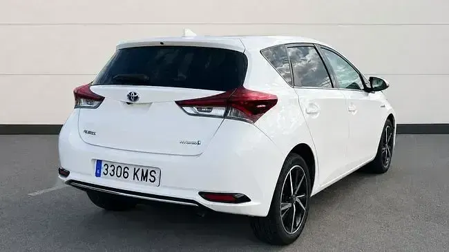 Usado Toyota Auris Hybrid 136 CV (100 kW) 2018 Blanco Berlina