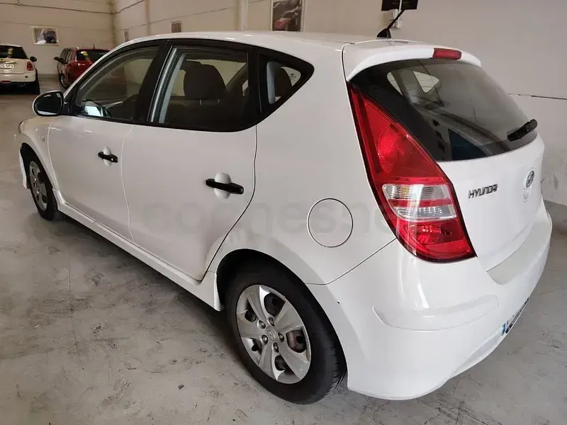 Usado Hyundai i30 Classic 109 CV (80 kW) 2011 Blanco Berlina