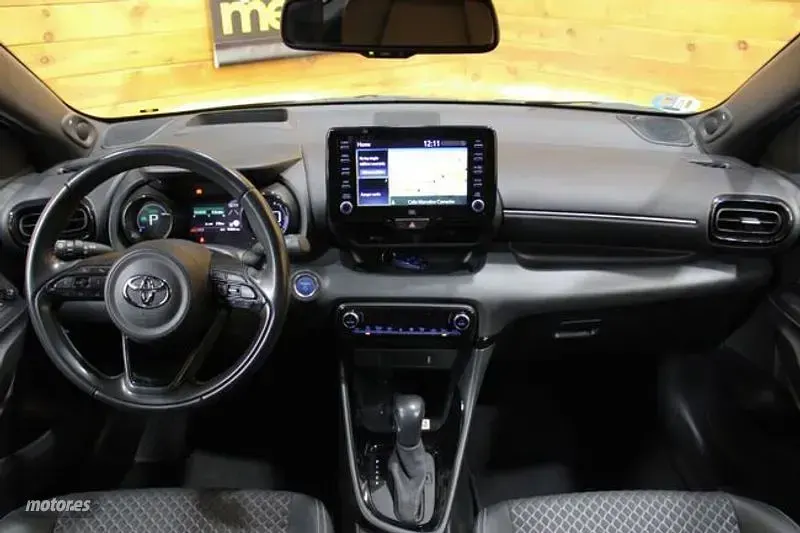 Usado Toyota Yaris Hybrid Plus 116 CV (85 kW) 2021 Gris Berlina