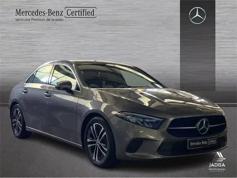 Usado Mercedes A180 136 CV (100 kW) 2024 Gris / plata Berlina