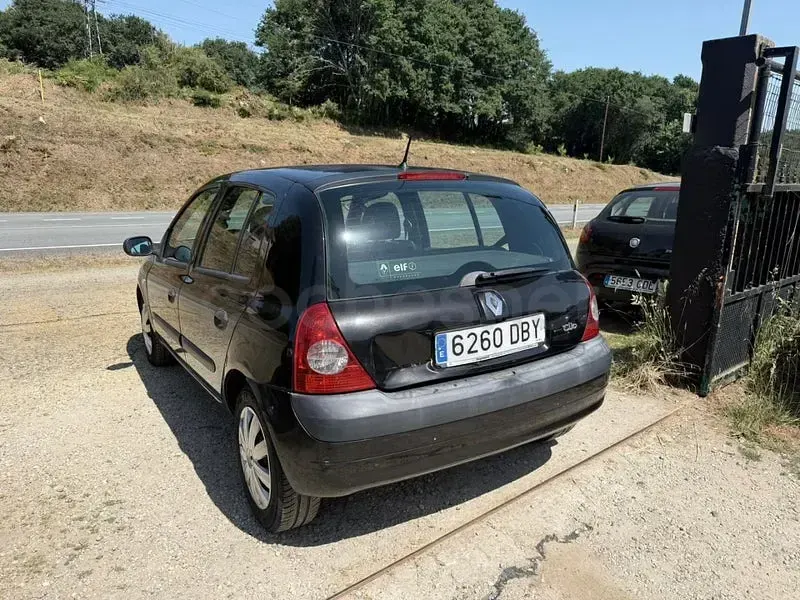 Usado Renault Clio II Dynamique 65 CV (47 kW) 2004 Negro Berlina