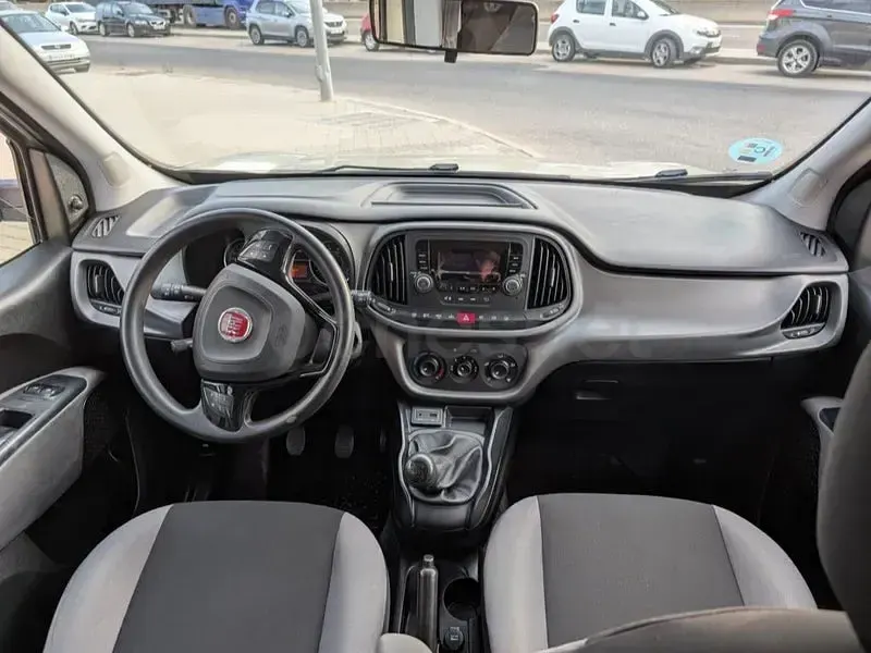 Usado Fiat Doblò Easy 90 CV (66 kW) 2016 Marrón Monovolumen