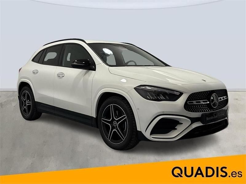 Usado Mercedes GLA200 AMG line 150 CV (110 kW) 2025 Blanco polar SUV