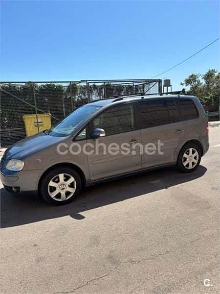 Usado VW Touran Advance 105 CV (77 kW) 2006 Gris / plata Monovolumen