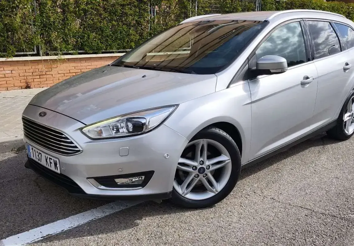 Usado Ford Focus Titanium 125 CV (91 kW) 2017 Plateado Familiar