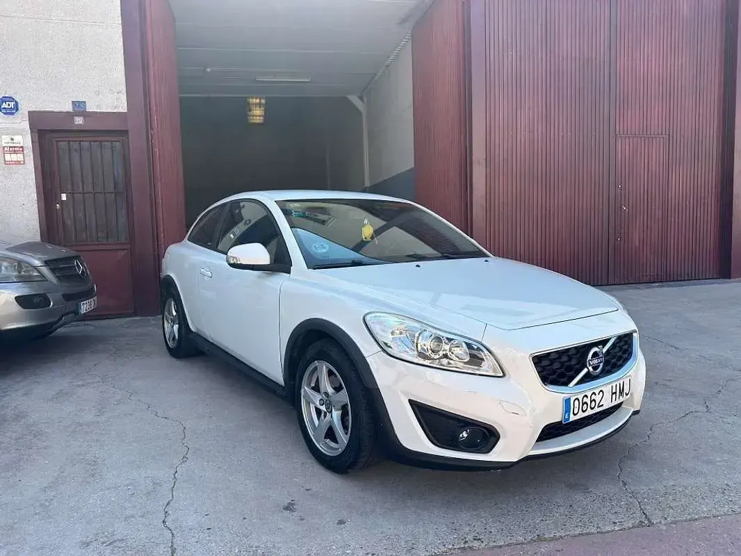 Usado Volvo C30 Momentum 114 CV (83 kW) 2012 Blanco Utilitario