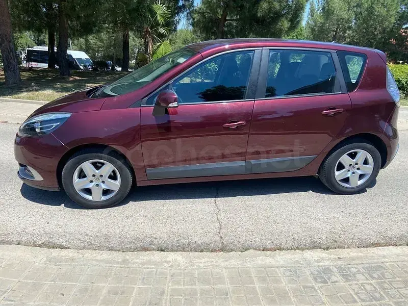 Usado Renault Scénic III Authentique 115 CV (84 kW) 2013 Granate Monovolumen