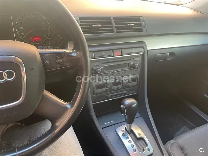 Usado Audi A4 140 CV (102 kW) 2005 Azul Familiar