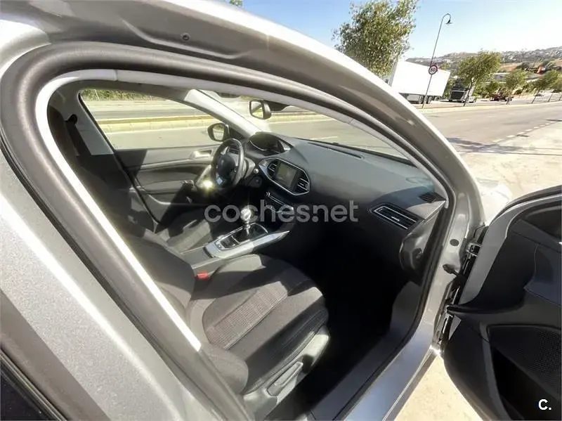 Usado Peugeot 308 Allure 130 CV (95 kW) 2015 Gris / plata Berlina