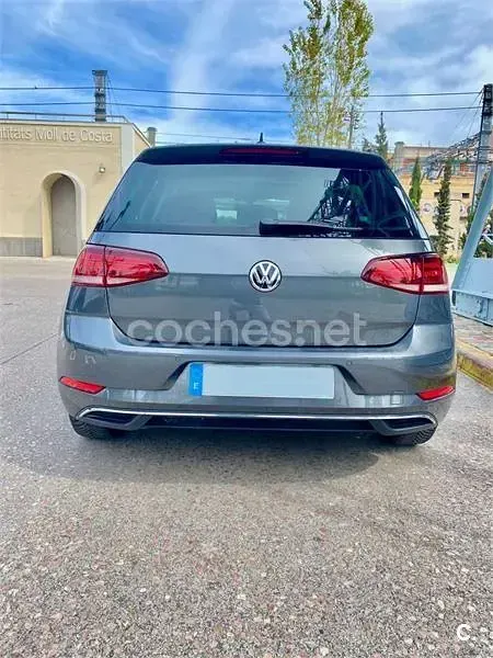 Usado VW Golf VII Advance 125 CV (91 kW) 2018 Gris / plata Berlina