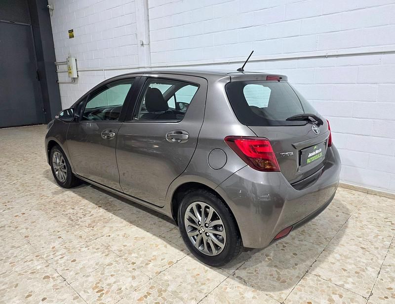 Usado Toyota Yaris Active 100 CV (73 kW) 2017 Gris Utilitario
