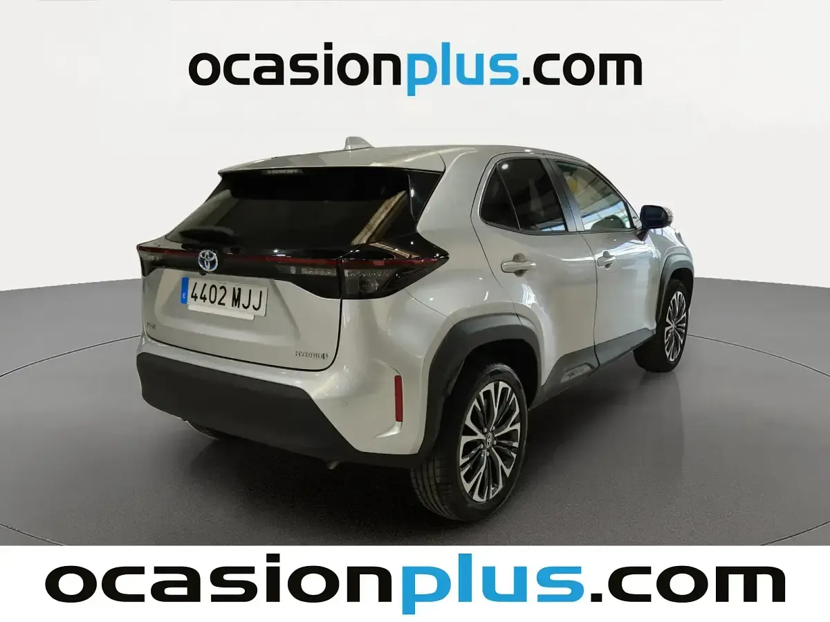 Usado Toyota Yaris Hybrid Style 116 CV (85 kW) 2023 Gris Pickup/Camioneta