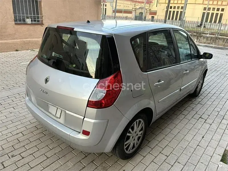 Usado Renault Scenic E-Tech Dynamique 105 CV (77 kW) 2008 Gris / plata Monovolumen