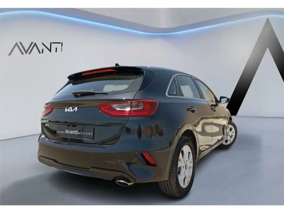 Usado Kia Ceed 136 CV (100 kW) 2025 Negro Utilitario