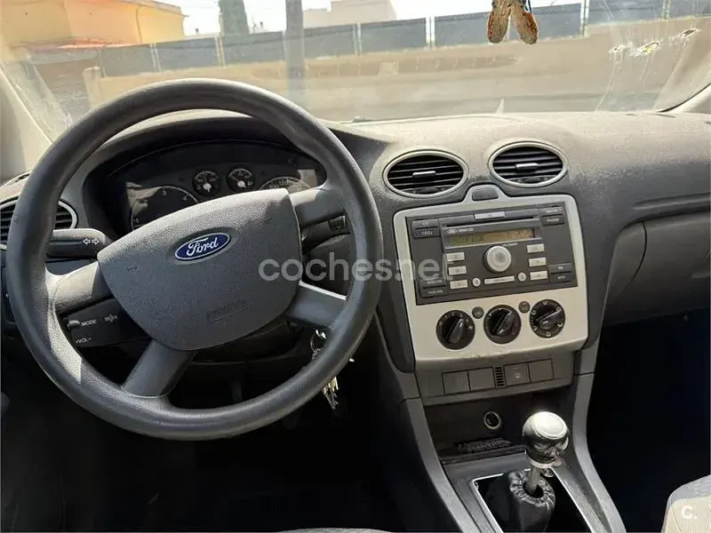 Usado Ford Focus Trend 90 CV (66 kW) 2005 Gris / plata Familiar