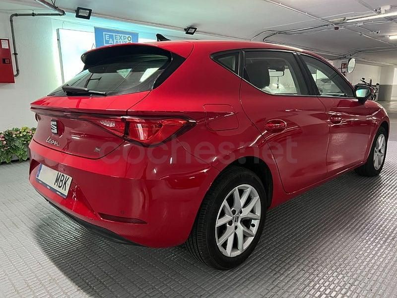Usado Seat Leon Style 110 CV (80 kW) 2022 Rojo Berlina